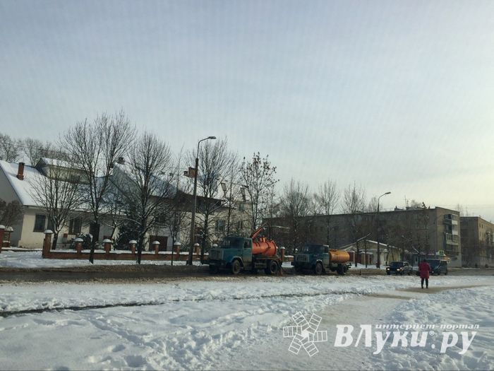 На Вокзальной чистят ливнёвки (ФОТО)