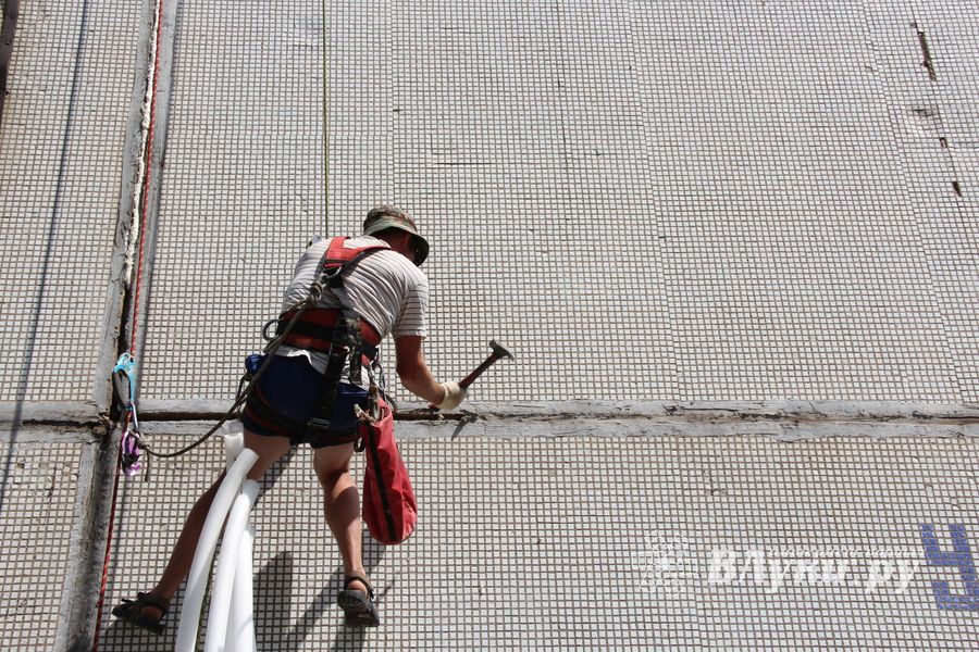 На стене дома на ул. Гражданской работают альпинисты (ФОТО)