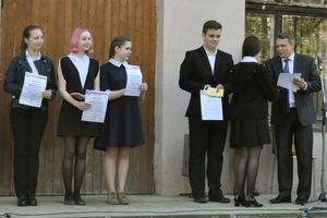 Премию имени Героя Советского Союза Александра Попова вручил депутат Сергей Федосеев лучшим ученикам школы № 6 (ФОТО)