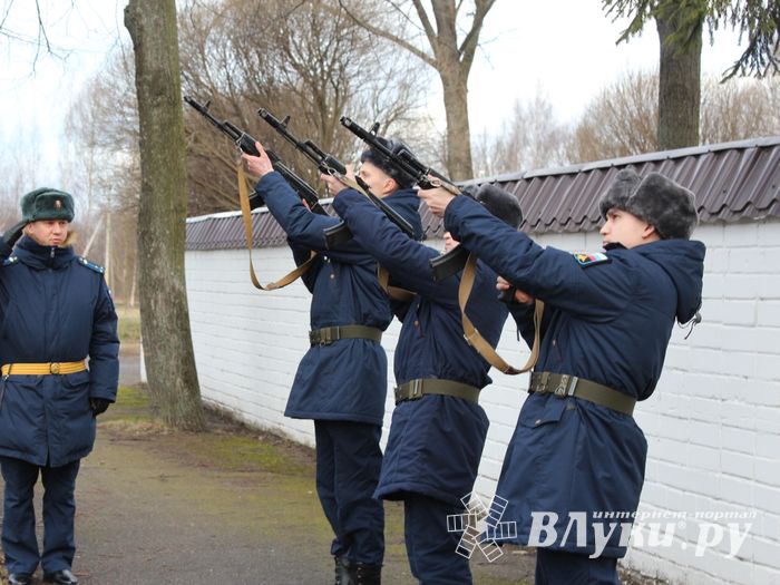 Родственники погибших солдат приняли участие в возложении цветов в Великих Луках