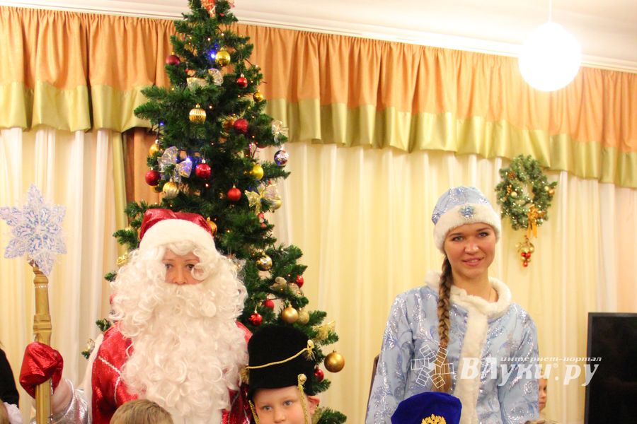 В Великие Луки пришла пора новогодних утренников (ФОТО)