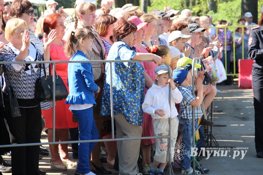 В Великих Луках прошел Парад Победы (ФОТО)