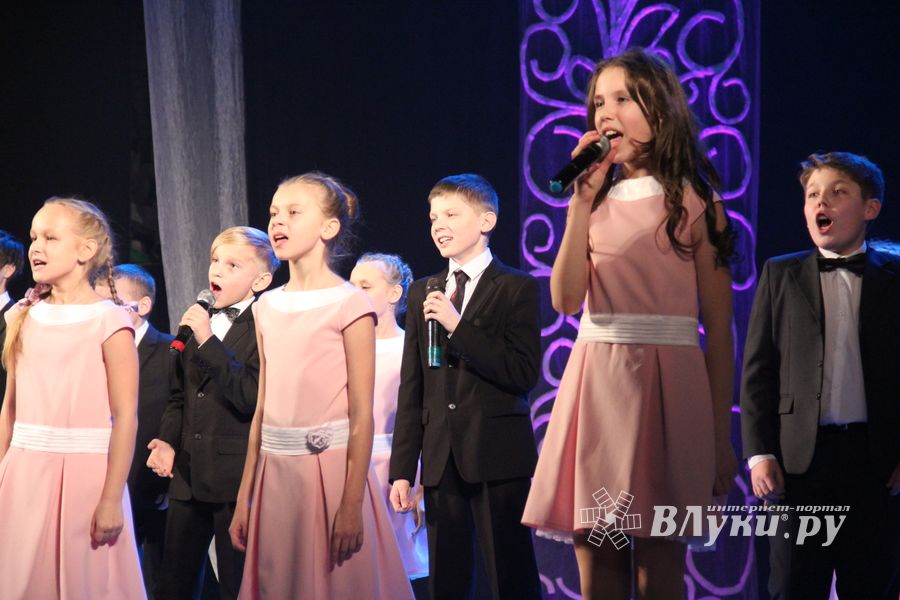 Юные артисты ГДК им. Ленина поздравили мам с праздником (ФОТО)