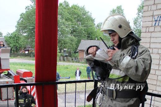 В Великих Луках прошли областные соревнования среди пожарных по спасению пострадавших