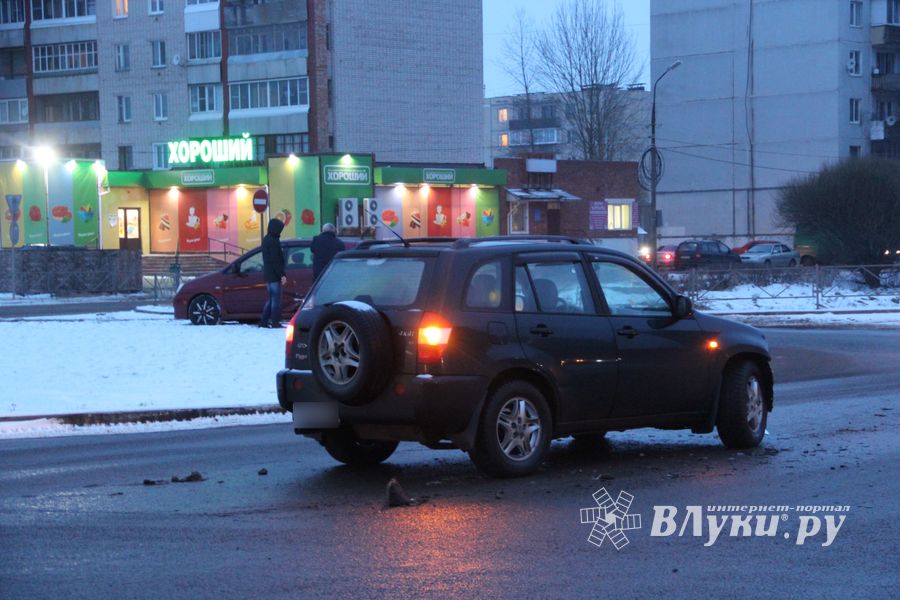 Утро в Великих Луках началось с ДТП (ФОТО)