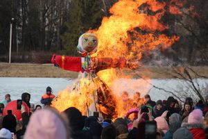 В Великих Луках широко отметили Масленицу (ФОТО)