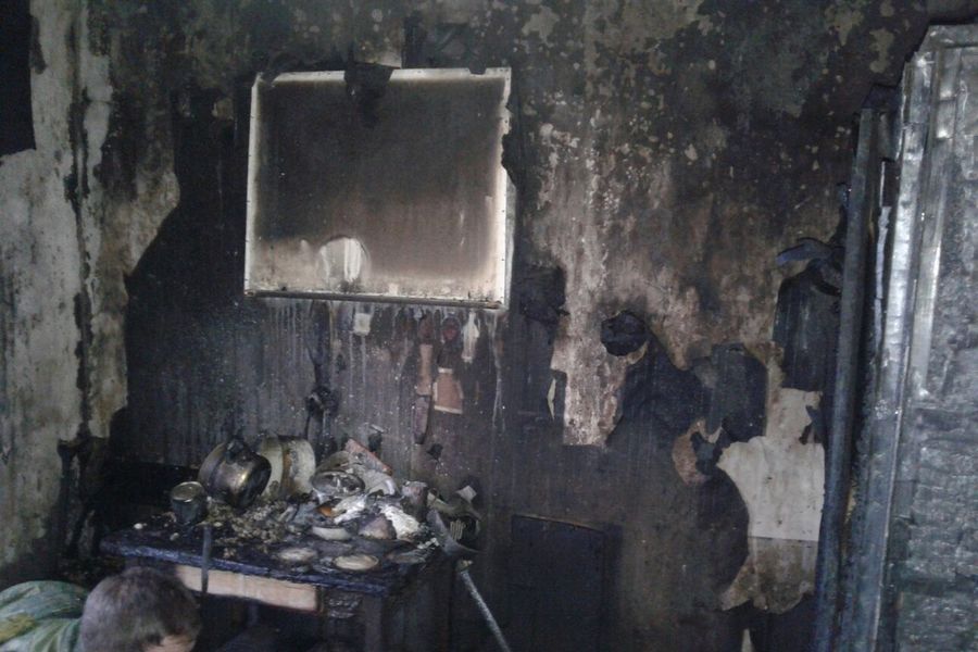 На улице Витебской в Великих Луках произошёл пожар в многоквартирном жилом доме (ФОТО)