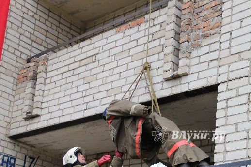В Великих Луках прошли областные соревнования среди пожарных по спасению пострадавших