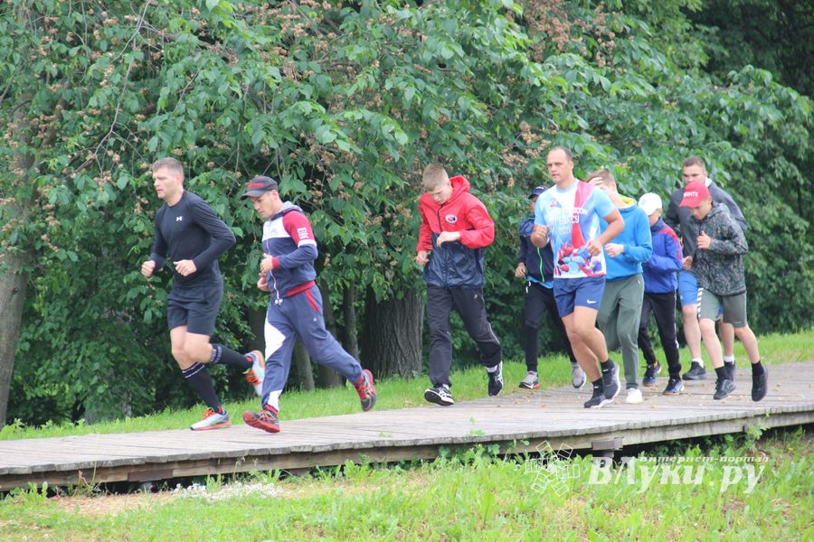 Великолучане провели зарядку с чемпионом (ФОТО)