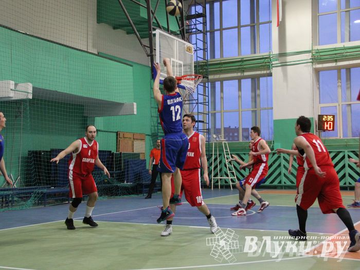 В Великих Луках проходит Открытый Чемпионат г. Великие Луки по баскетболу (фото)