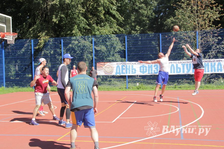 «Оранжевый мяч» в Великих Луках в День физкультурника (ФОТО)