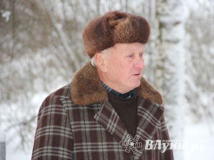 Никто не забыт: в Великих Луках благоустроили могилу неизвестного солдата (ФОТО)