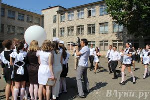 В Великих Луках прозвенели «Последние звонки»