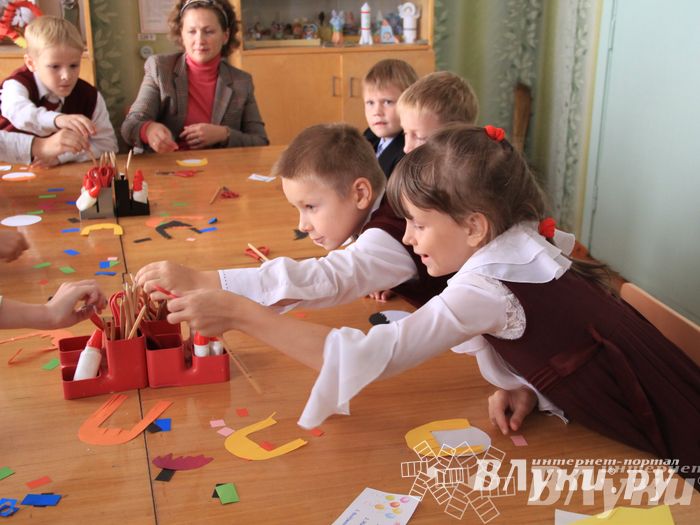 Великолукских лицеистов посвятили в «Маленькие мастера»