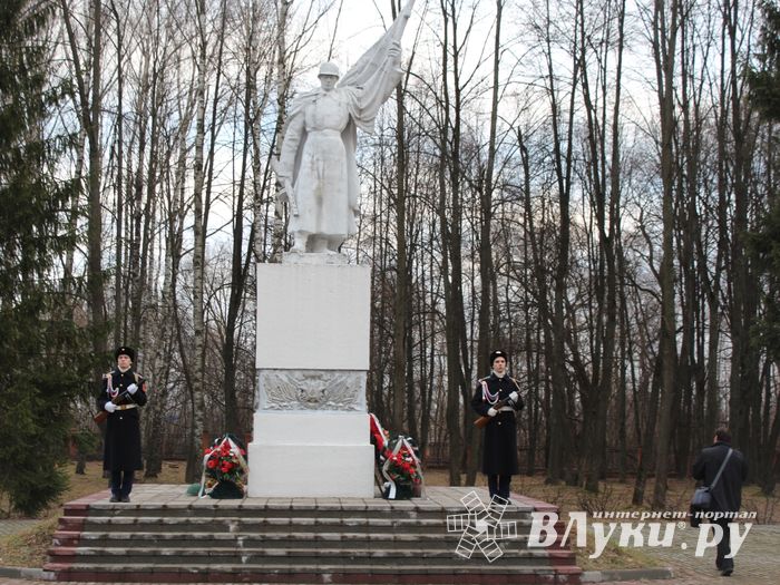 Родственники погибших солдат приняли участие в возложении цветов в Великих Луках
