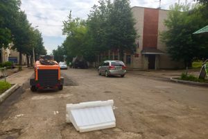 Припаркованные у обочин автомобили вновь мешают ремонту дорог (ФОТО)