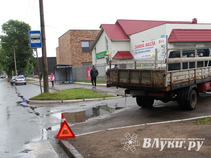 В Великих Луках столкнулись ВАЗ и Газель, есть пострадавшие (ФОТО)