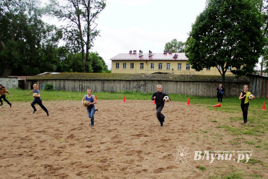 Ребята из пришкольных лагерей соревновались в «Весёлых стартах» (ФОТО)