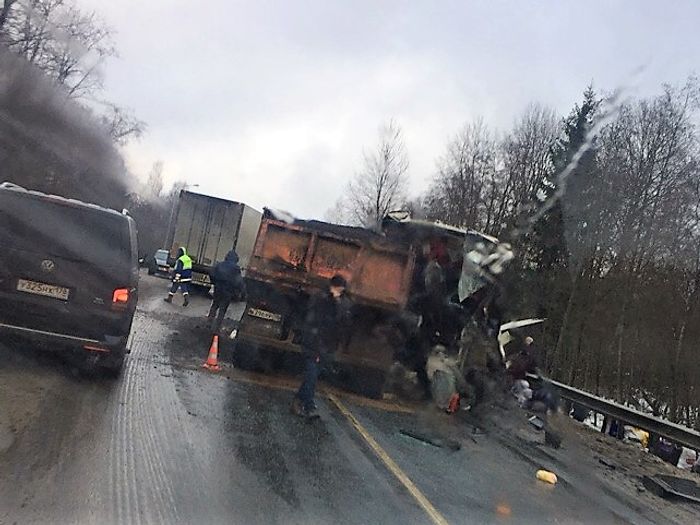 В Псковской области столкнулись «КамАЗ» и пассажирский автобус (ФОТО)