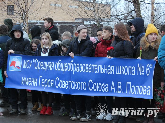 Родственники погибших солдат приняли участие в возложении цветов в Великих Луках