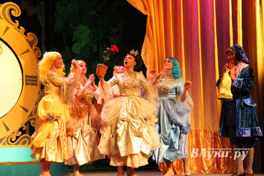 «Принцессу на горошине» и «Свинопаса» показал Великолукский драматический театр (фото)
