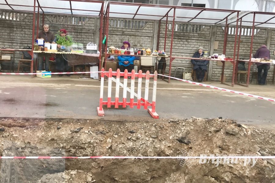 Возле Смоленского рынка меняют канализационную трубу (ФОТО)