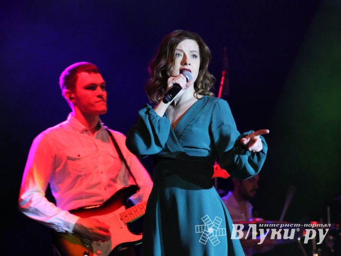 В Великих Луках состоялся концерт Юлии Савичевой (фото)