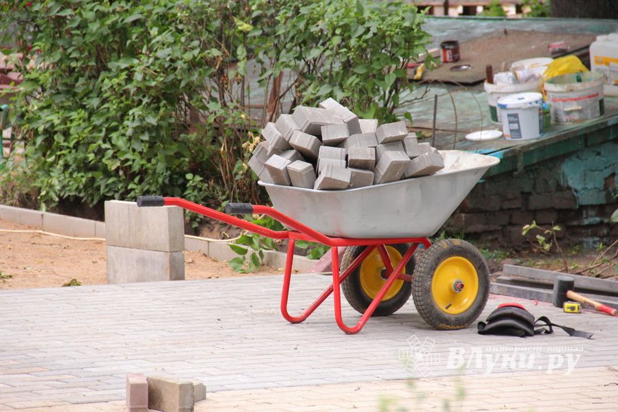 В Великих Луках сажают, стригут и красят (ФОТО)