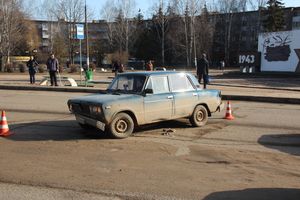 В Великих Луках водитель сбил на остановке женщину и ребенка (ФОТО)