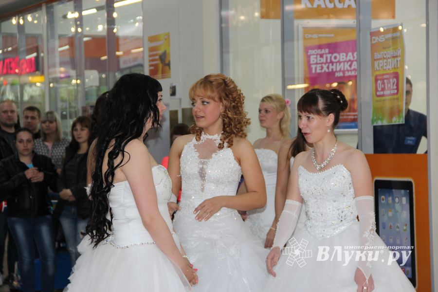 В Великих Луках бегали невесты (ФОТО)