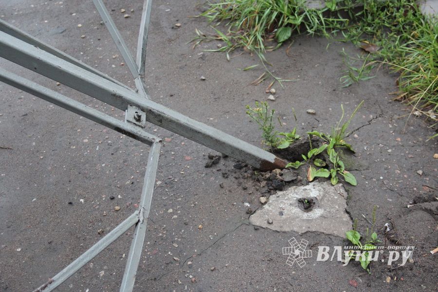 В Великих Луках автомобиль протаранил ограждение и «припарковался» на остановке (ФОТО)