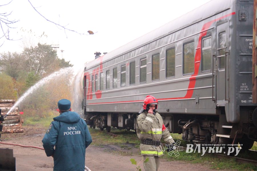 В Великих Луках тушили поезд (ФОТО)