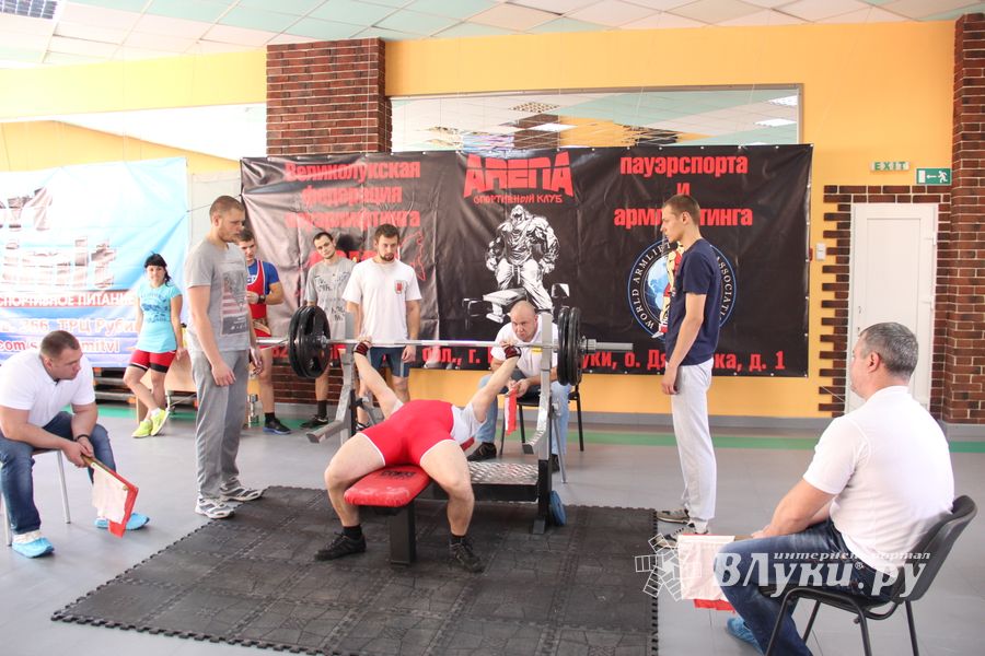 В Великих Луках прошел открытый городской турнир по пауэрлифтингу (фото)