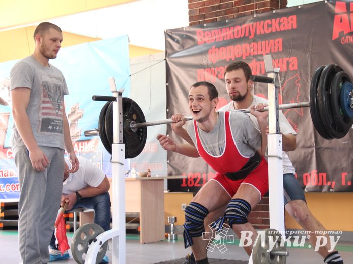 В Великих Луках прошел открытый городской турнир по пауэрлифтингу (фото)