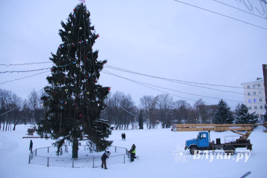 В Великих Луках приступили к демонтажу новогодней ёлки (ФОТО)