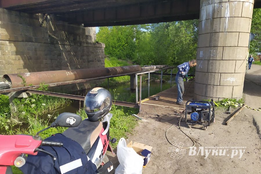 Мостик возле Лазавицкого переезда ремонтируют (ФОТО)