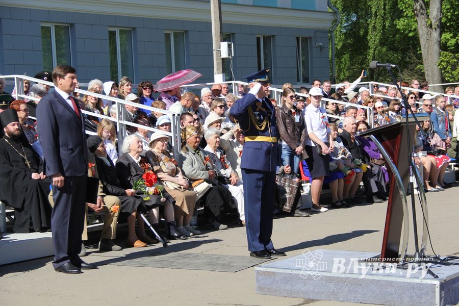 Парад в честь Дня Победы прошел в Великих Луках (ФОТО)