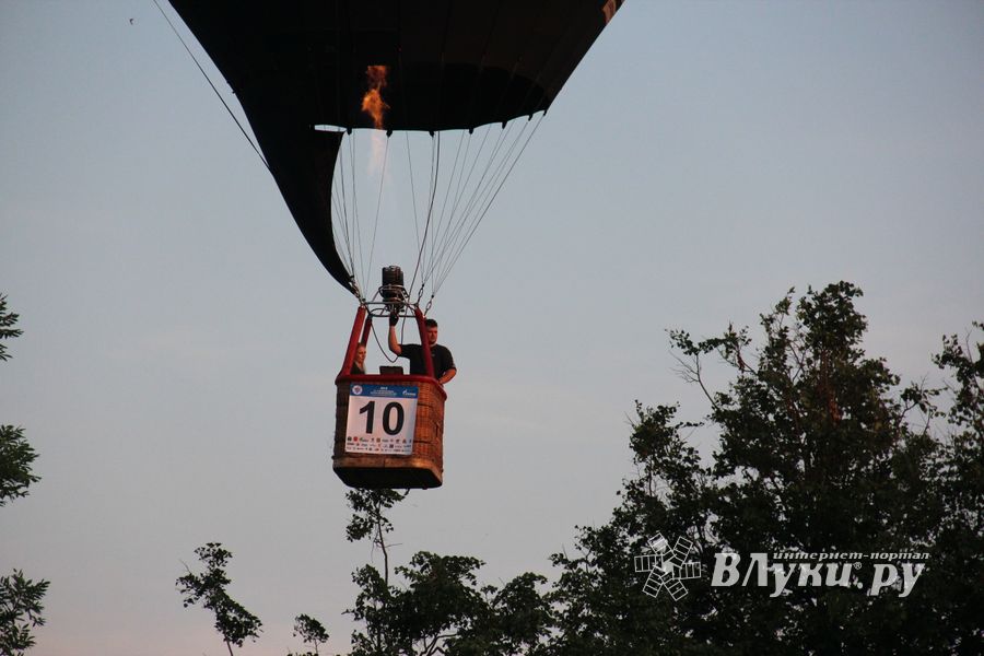 Аэростаты летают над городом (ФОТО)