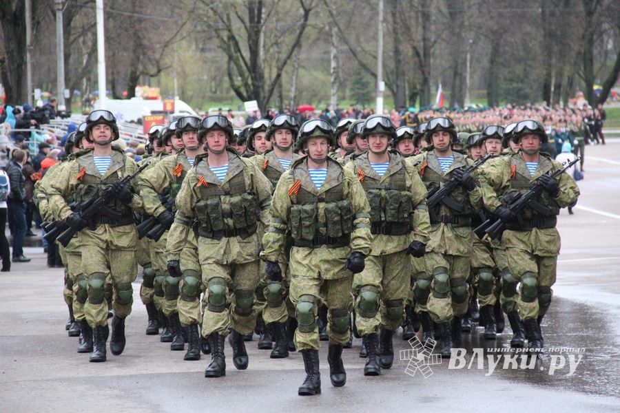 В Великих Луках прошел Парад Победы (ФОТО)