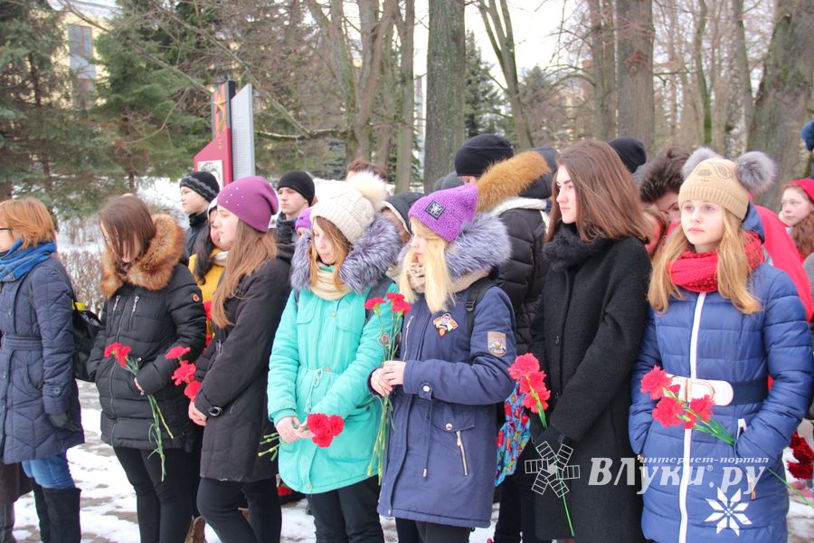 У Вечного огня в Великих Луках прошёл торжественный митинг (фото)