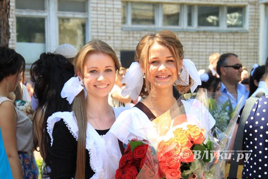 В Великих Луках прозвенели «Последние звонки»