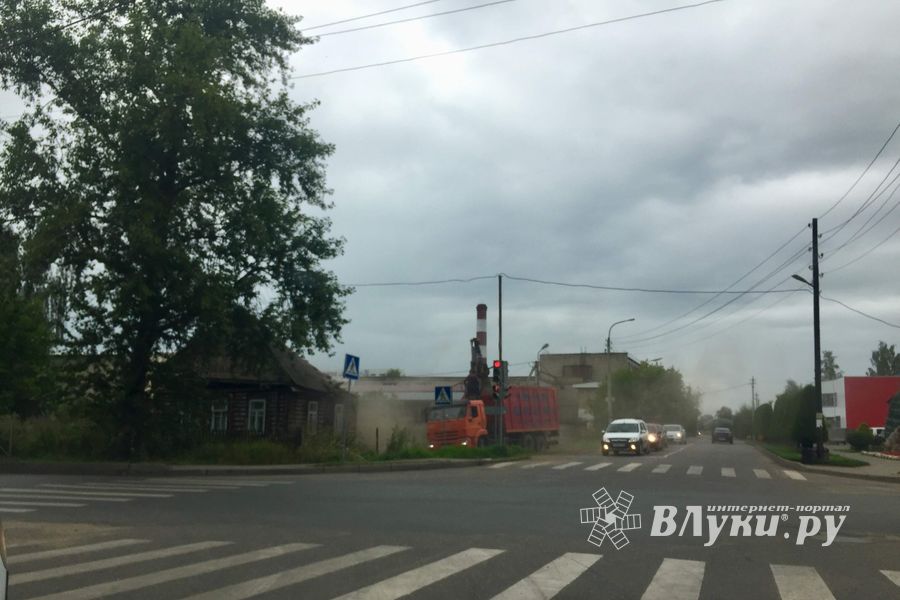 На улице Третьей Ударной Армии сносят дом (ФОТО)