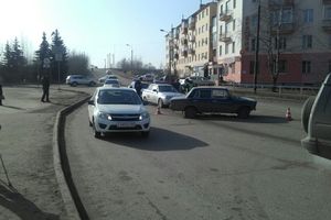 В Великих Луках водитель сбил на остановке женщину и ребенка (ФОТО)