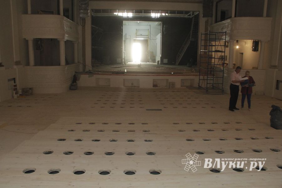 Пресс-тур по великолукскому драмтеатру (ФОТО)