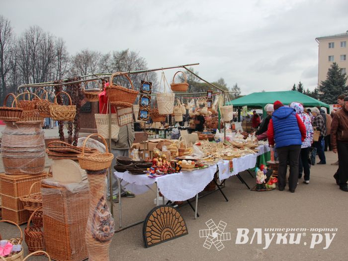 В Великих Луках проходит Весенняя ярмарка