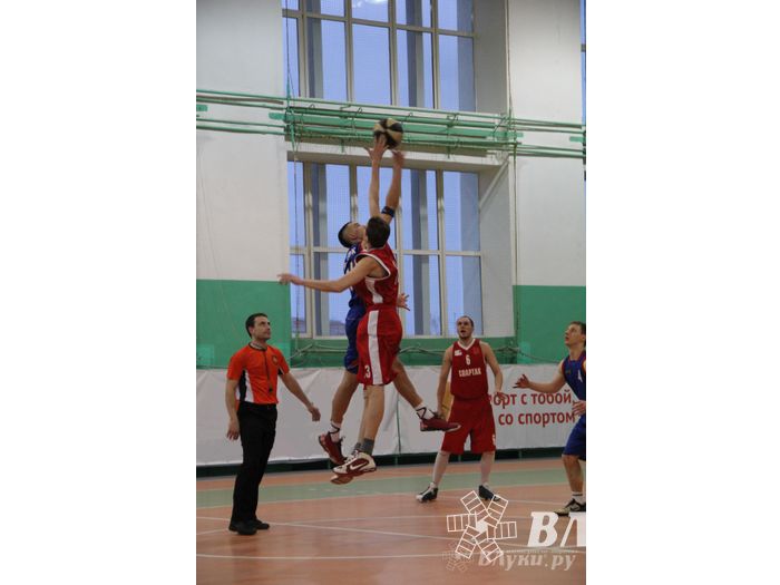 В Великих Луках проходит Открытый Чемпионат г. Великие Луки по баскетболу (фото)