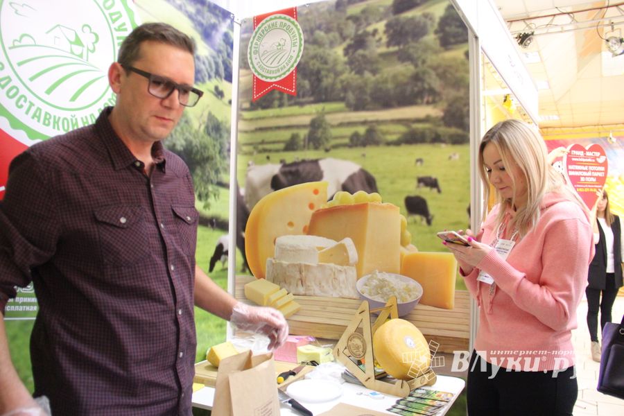 В Великих Луках открылась 10-я универсальная выставка (ФОТО)