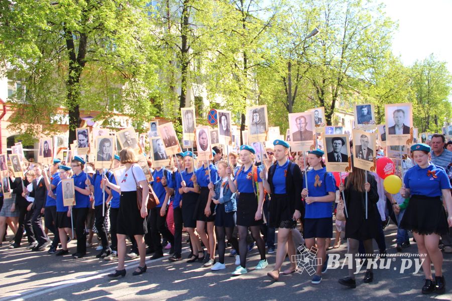 По центральному проспекту Великих Лук прошёл  «Бессмертный полк» (0+) (ФОТО)