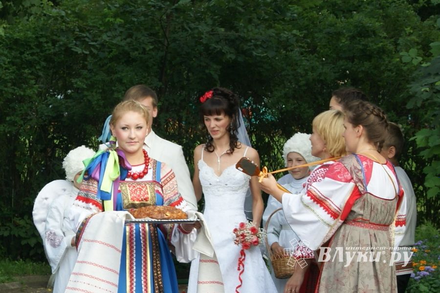 Торжественное открытие парковой скульптуры «Кресло влюбленных»