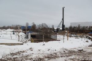 В Великих Луках продолжается строительство автодорожного путепровода через железную дорогу  (ФОТО)